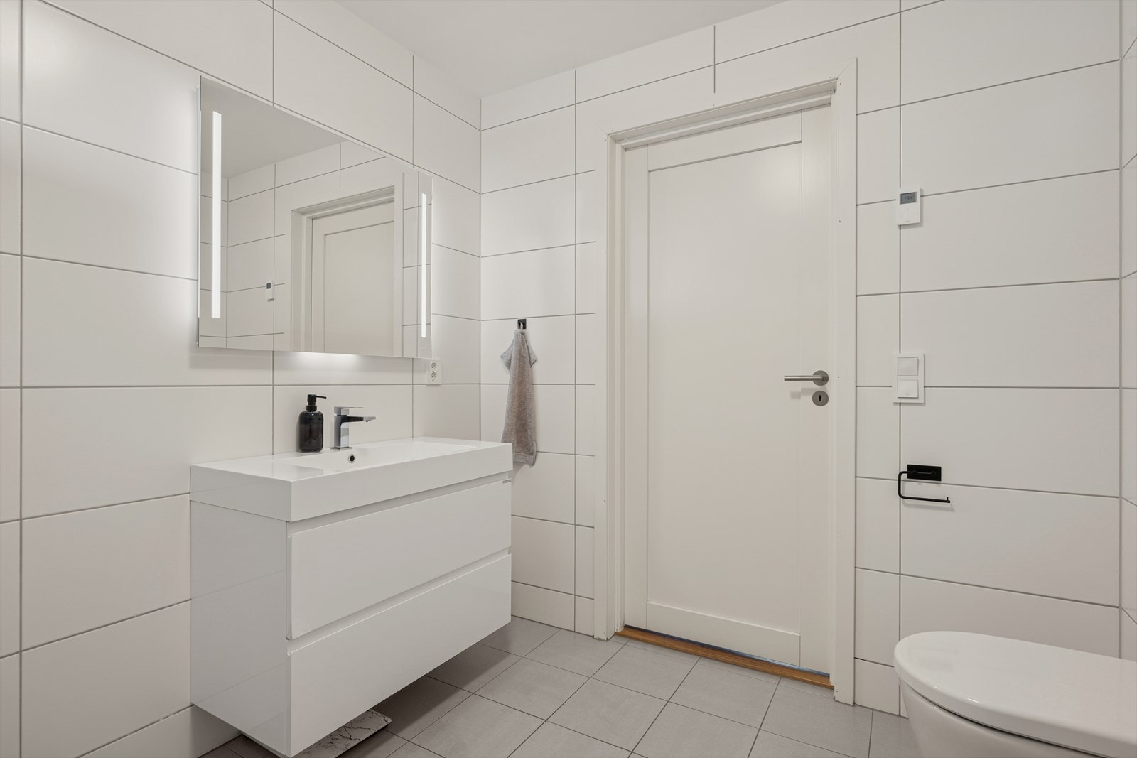 Rommet er helfliset og har behagelig vannbåren gulvvarme. Galleribilde