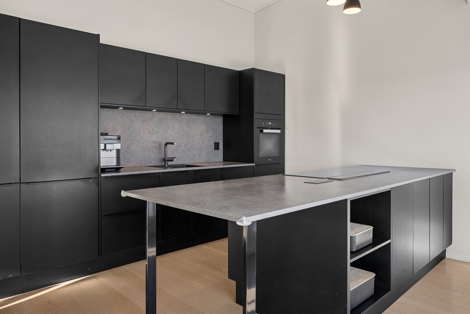 Her får du et kjøkken med generøs skapplass og romslige benkeflater, perfekt for matlaging og organisering. Galleribilde