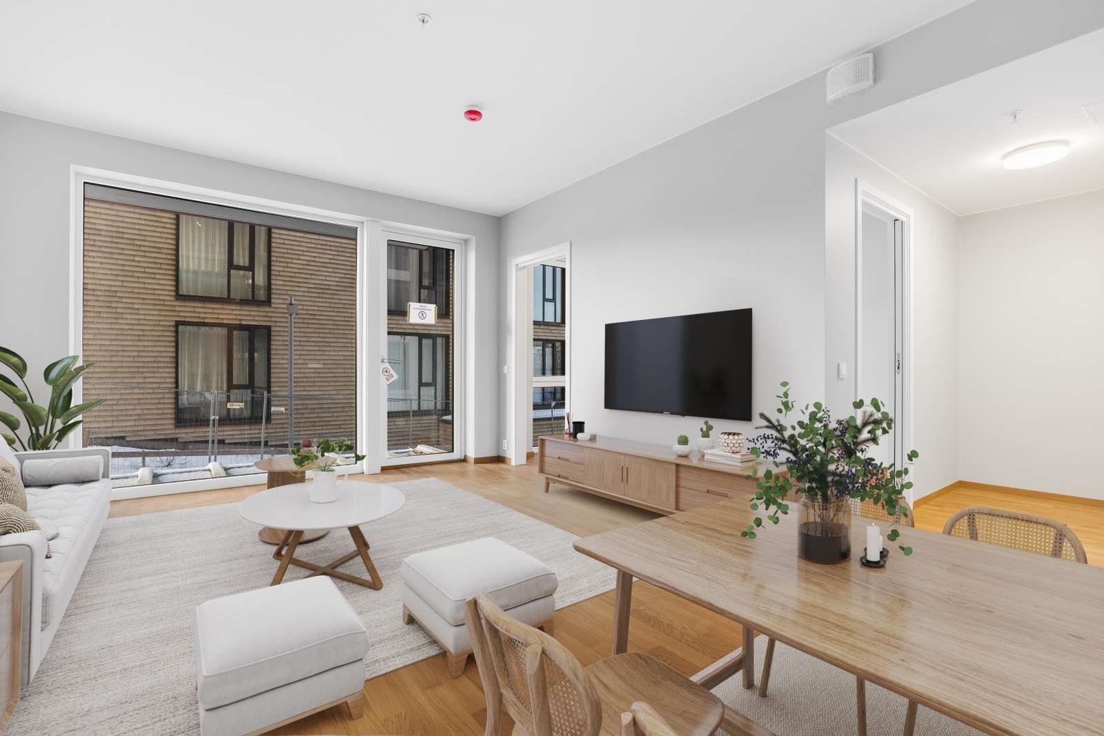 Plass til både spisebord og sofa i stuen Galleribilde