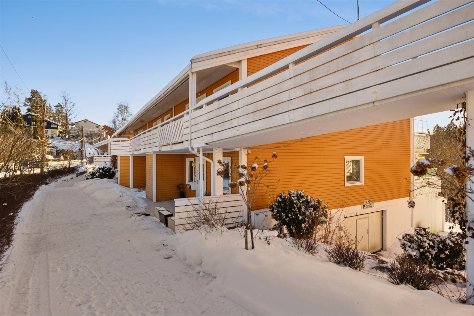 Ved inngangspartiet er en praktisk utebod. Garasjeanlegg i kjelleren med mulighet for å leie en plass. Megler har nærmere informasjon. Galleribilde