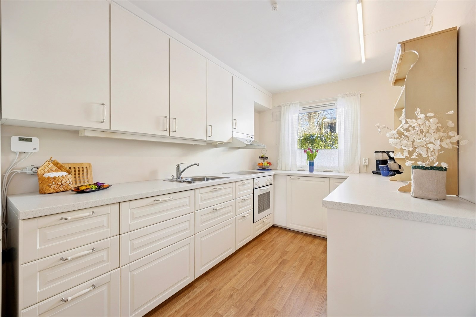 Kjøkkenet har betydelig med oppbevaringsplass og benkplass for å tilbrede gode måltider. Galleribilde