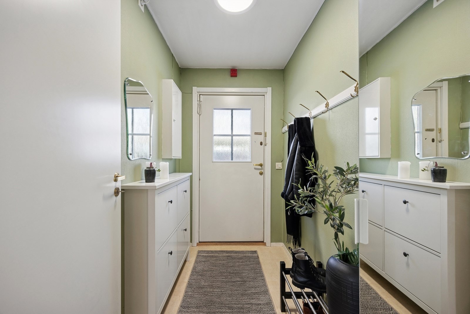 Entreen har plass til både skoskap, men også høyskap. Galleribilde