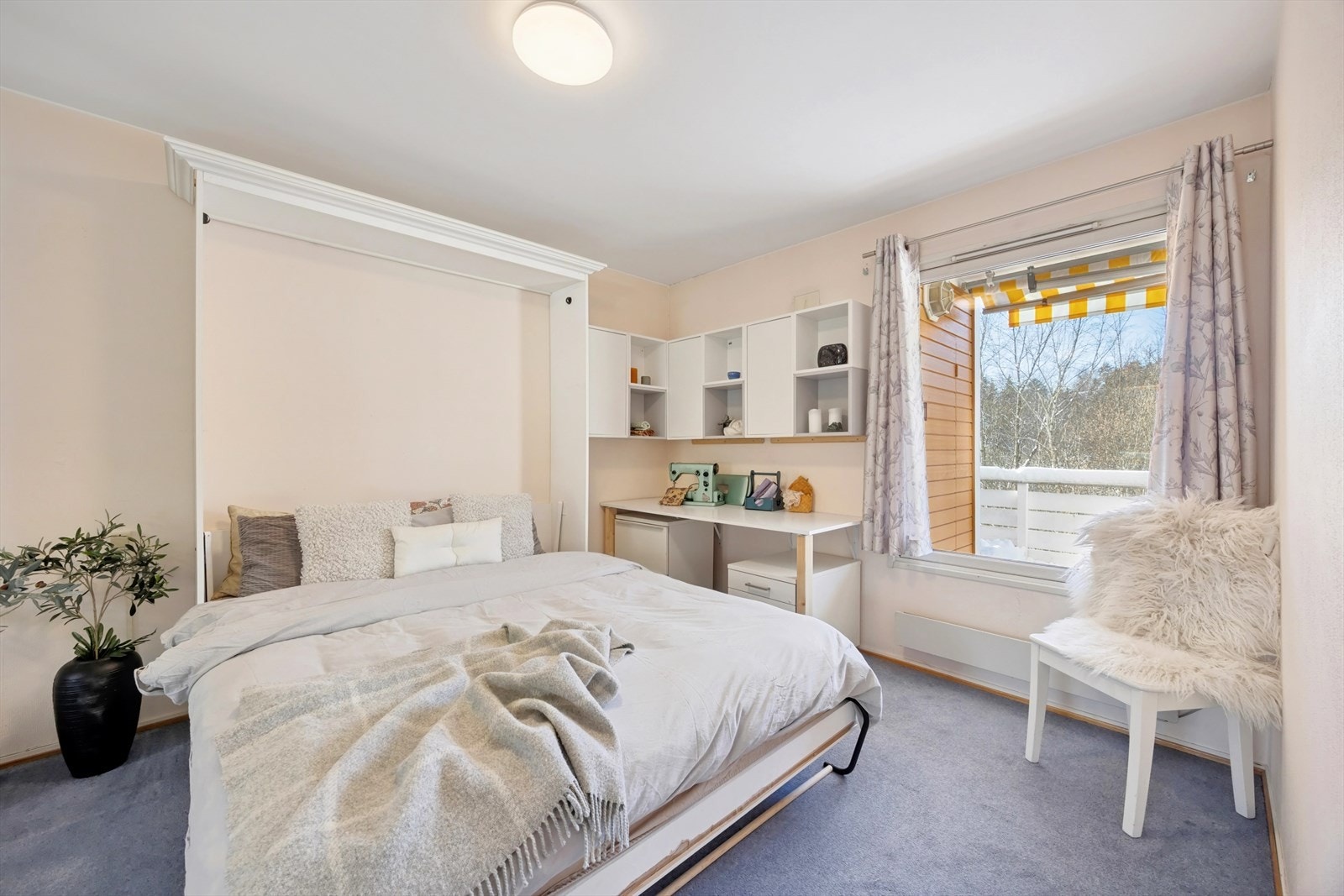 Soverommene har vegg- til veggteppe og med det store vinduet skapes en lys og lun atmosfære Galleribilde