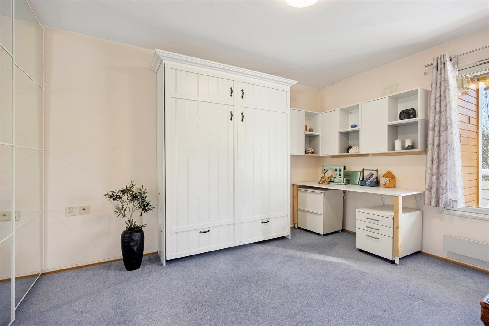 Den nedfellbare sengen på soverommet kan enkelt brettes opp for å optimalisere arealet. En praktisk løsning for hverdagsbruk. Galleribilde