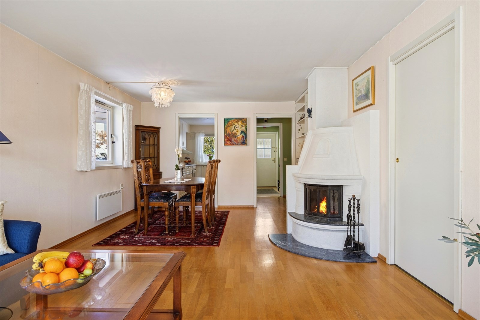 Endeleilighet gjør at boligen har et ekstra vindu ved spisegruppen. Noe som gir et åpnere og luftigere preg og trivelig atmosfære. Galleribilde