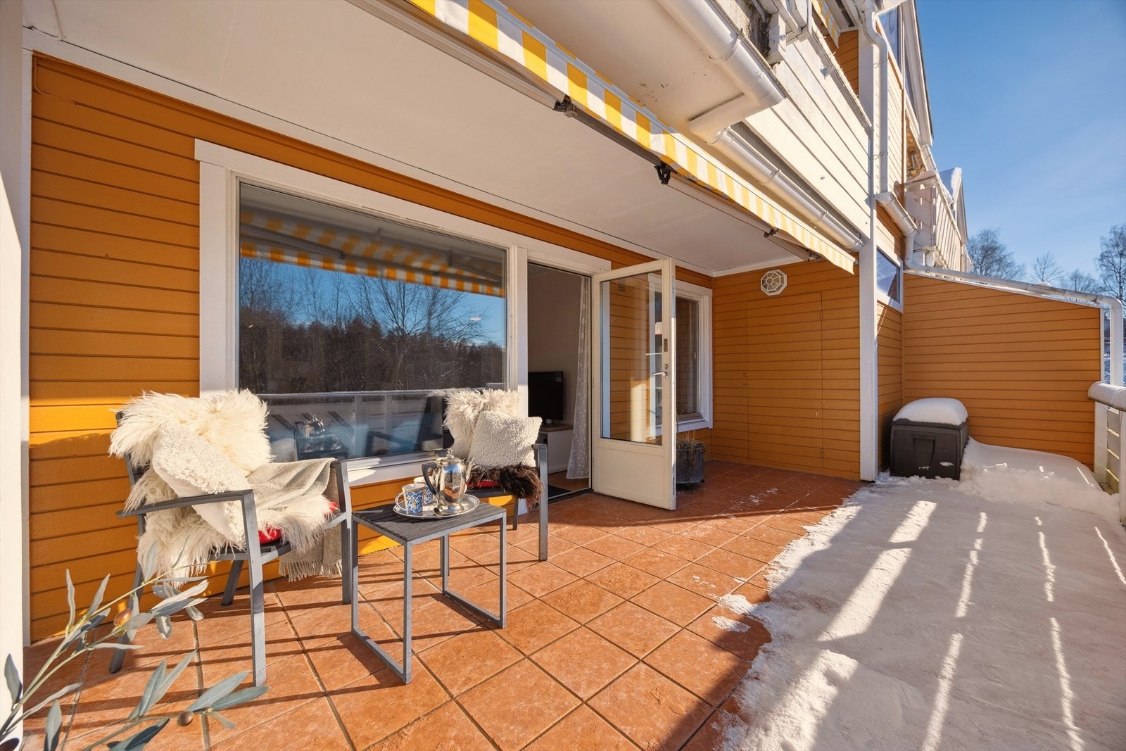 Enkel adkomst fra stue til solfylt, herlig terrasse på ca. 20kvm med tilknyttet bod. Galleribilde