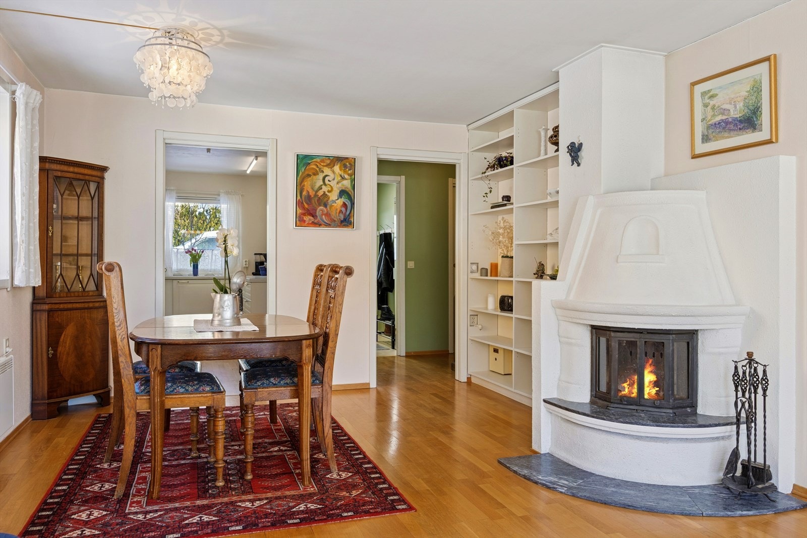 Boligen har en hyggelig peis, som gjør seg ekstra god på kalde vinterdager. Galleribilde