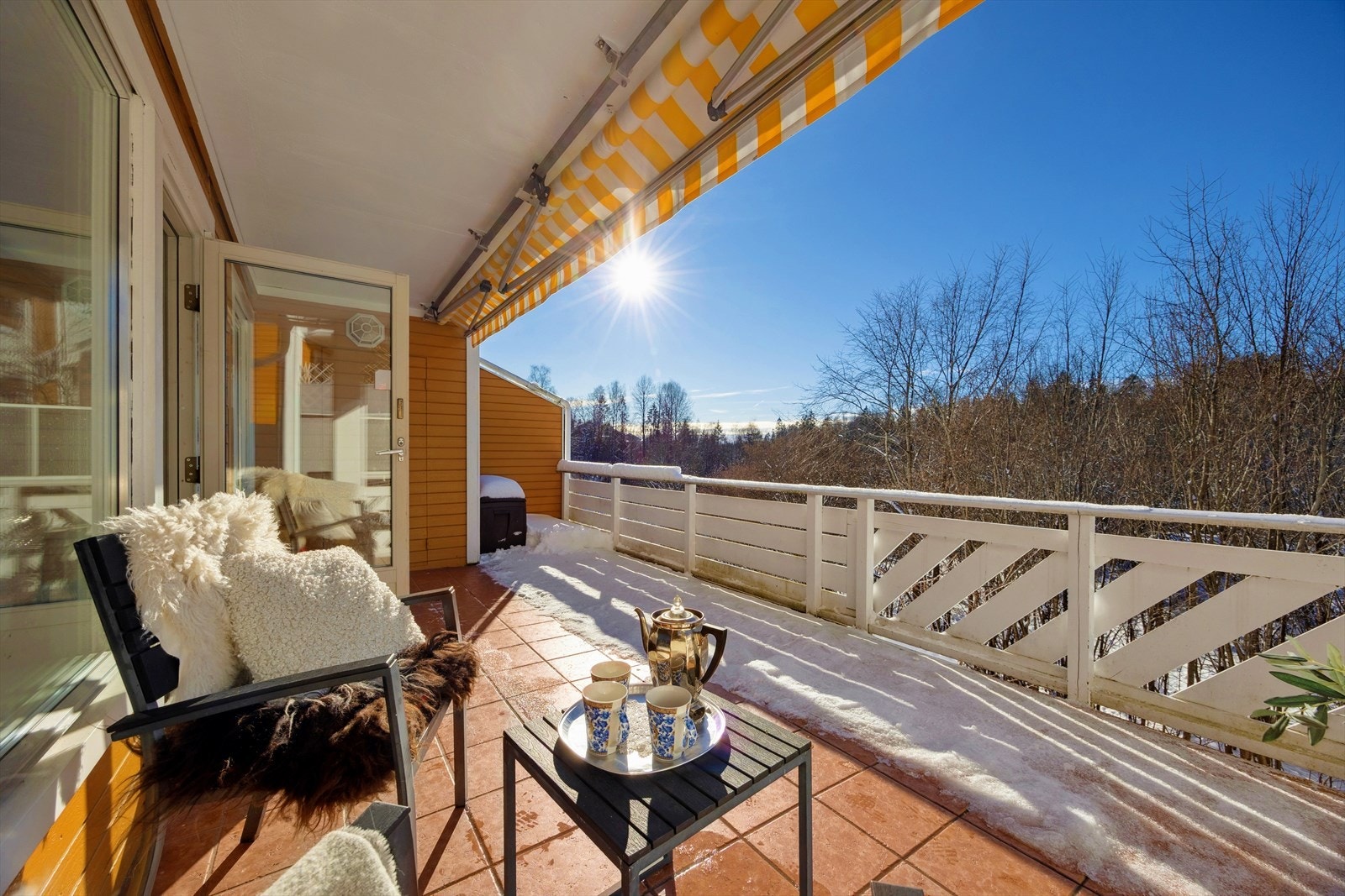 Den store terrassen har en flott markise til effektiv solskjerming på varme dager. Galleribilde