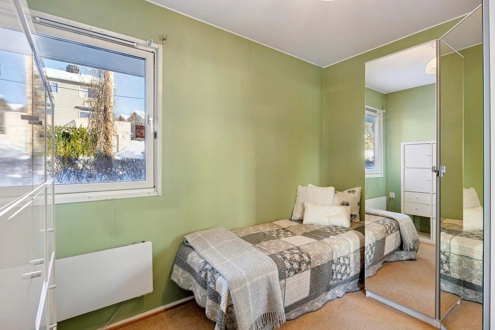 Soverom 1 er rettet ut mot det rolige inngangspartiet og får godt med naturlig lys inn. Galleribilde