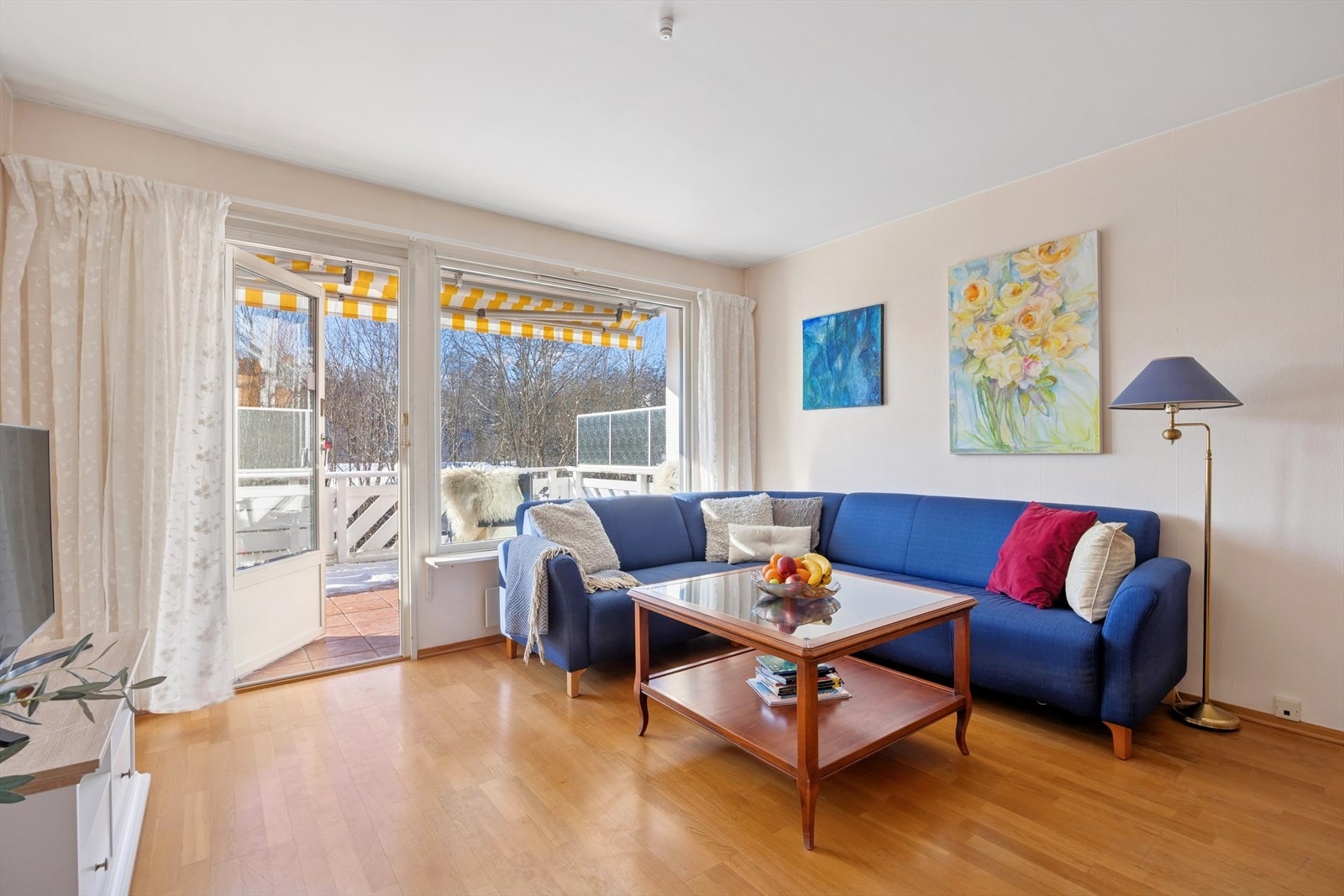 Store vinduesflater bringer inn rikelig med sol og naturlig lys som gir boligen en luftig atmosfære. Galleribilde