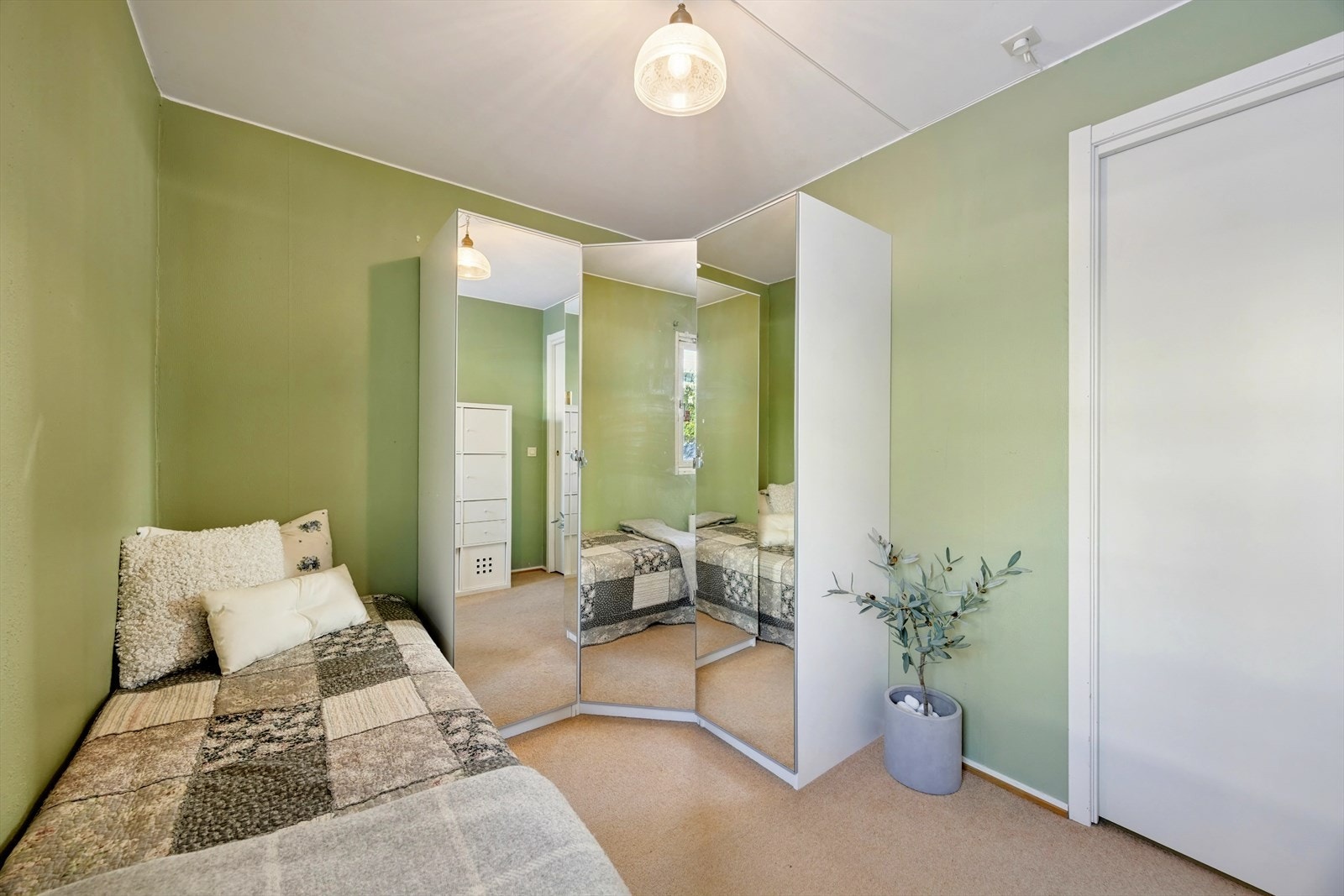 Soverommet er av god størrelse med plass til et godt garderobeskap. Galleribilde