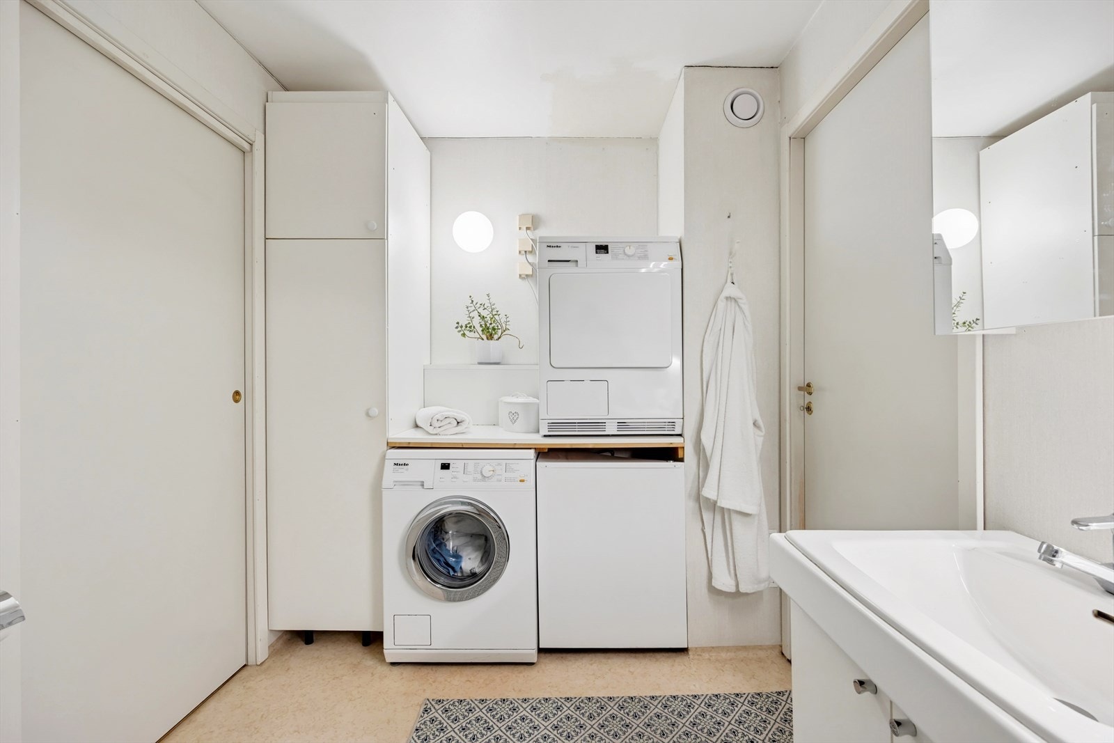 Badet har en egen seksjon for vaskemaskin. Veldig lettvint og praktisk med både arbeidsplass og oppbevaringsplass. Galleribilde