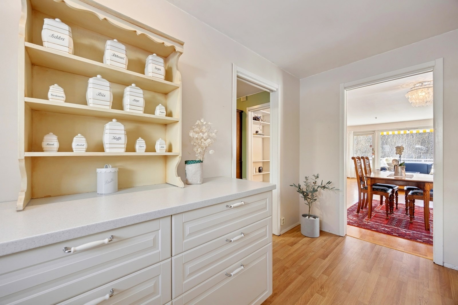 Fra kjøkkenet har du to innganger, begge med skyvedør- dette skaper gjennomgående lys inn til kjøkenet og stuen. Galleribilde