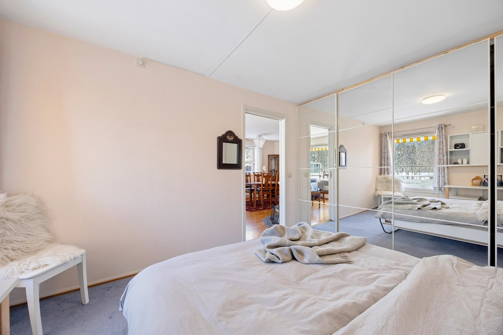 Soverommet har rikelig med garderobeskap. Garderobeskapet har dype hyller og skyvedører med speil. Galleribilde