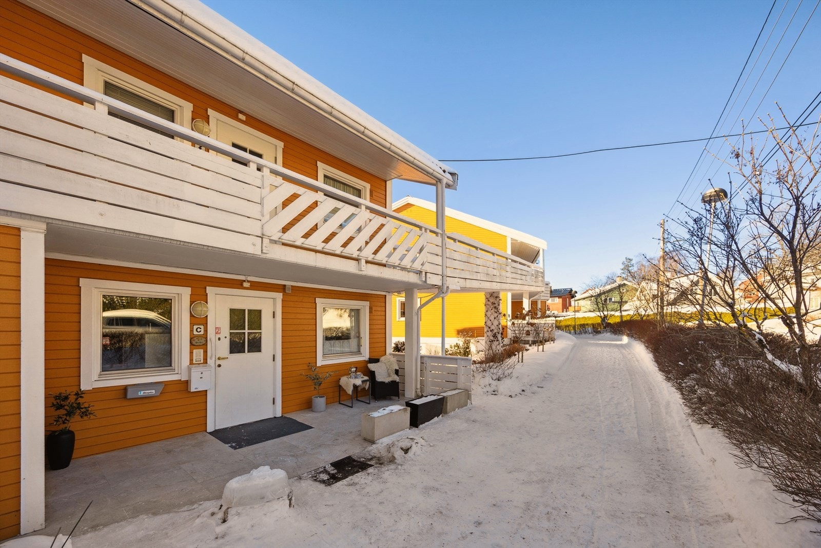 Leiligheten har en flott endebeliggenhet med trappefri adkomst. Nytt flisbelagt inngangsparti gir et stilrent uttrykk og en hyggelig velkomst. Galleribilde