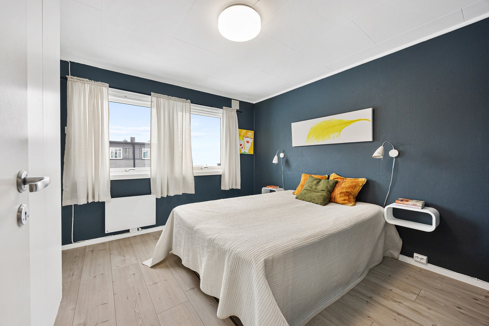 Hovedsoverommet er romslig med god plass til dobbeltseng. Galleribilde