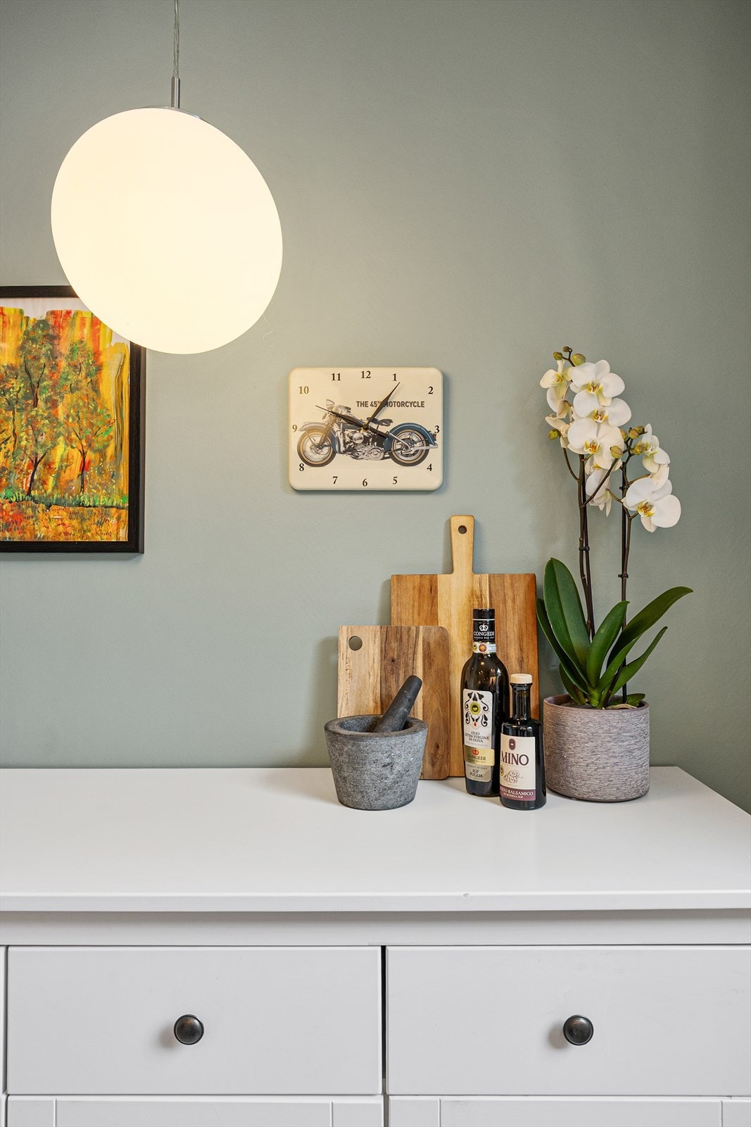 Gjennomtenkte detaljer og fargevalg gir kjøkkenet et stilrent uttrykk. Galleribilde