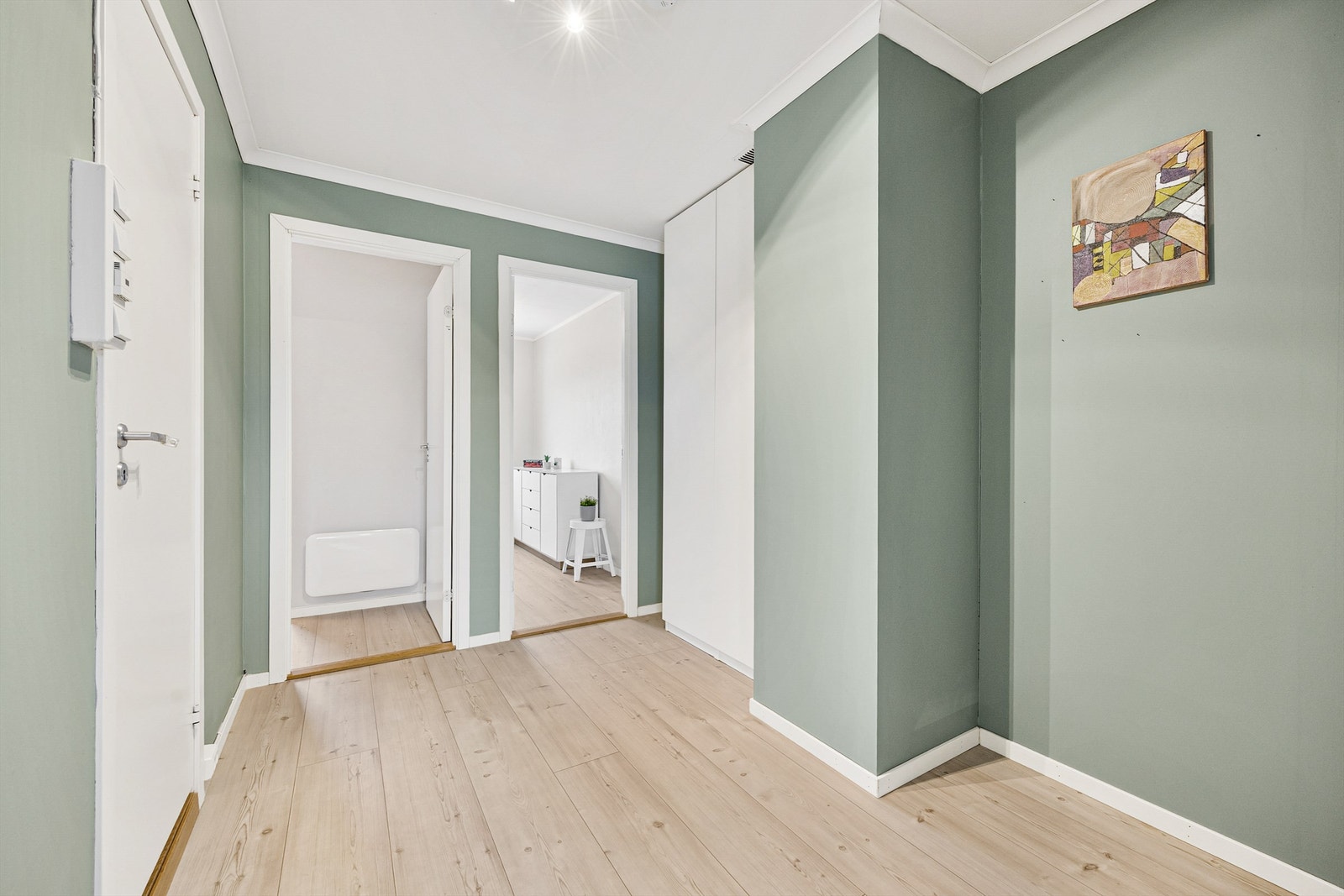 Herfra er det inngang til to av soverommene samt det separate WC-rommet. Galleribilde