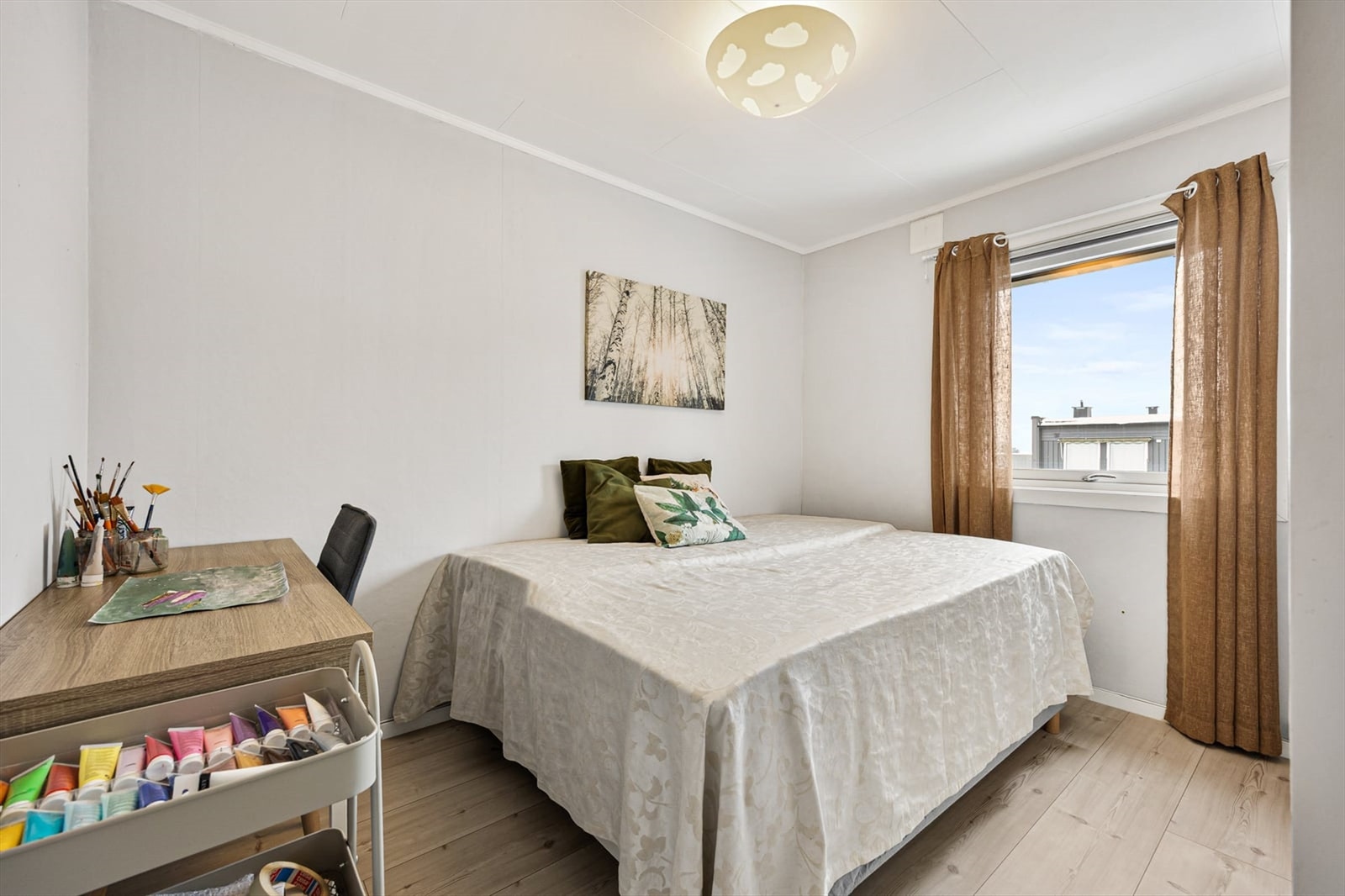 Det andre soverommet har også god størrelse, med plass til seng og skrivepult. Galleribilde