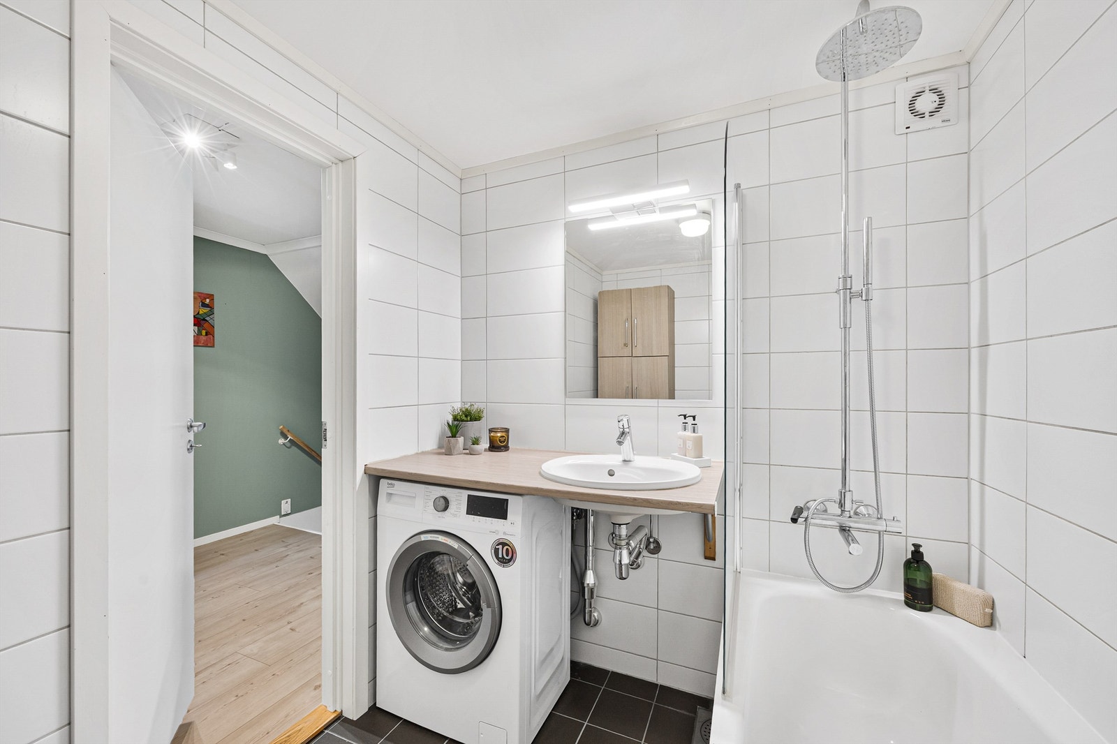 Badet ble pusset opp i 2012 og har flislagte overflater og opplegg for vaskemaskin. Galleribilde