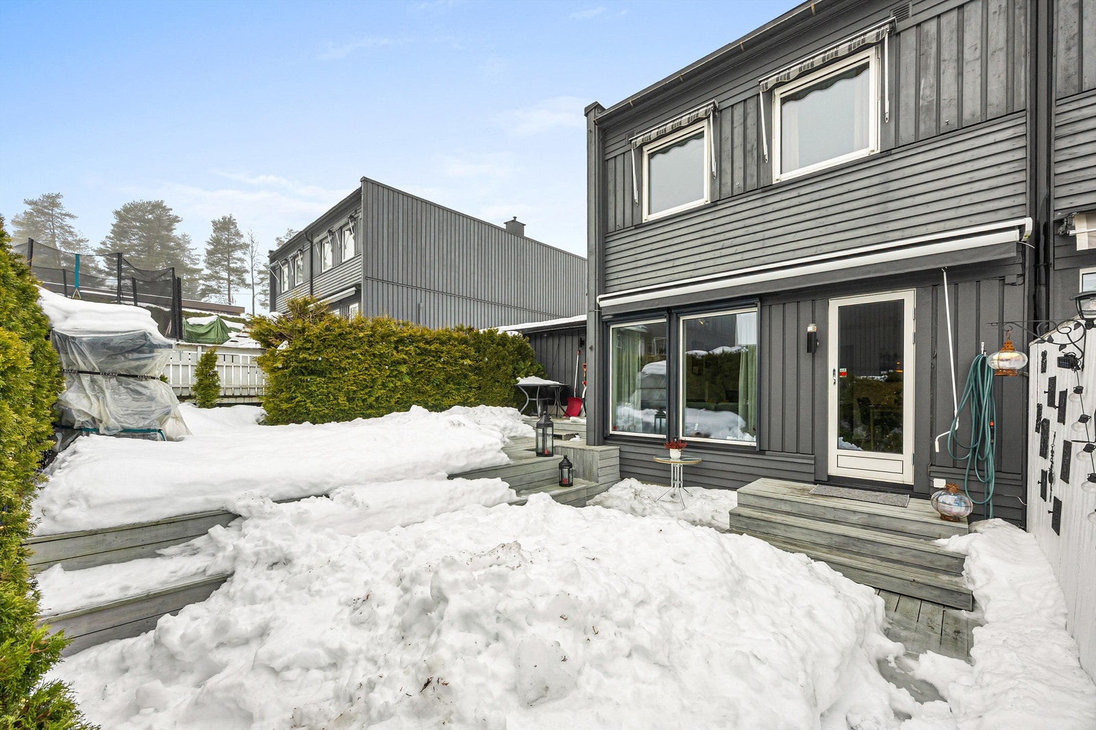 Terrassen har direkte gjennomgang fra garasjen, noe som er praktisk i hverdagen. Galleribilde