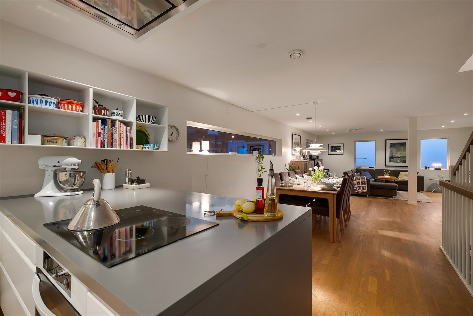 Kjøkkenet er utstyrt med trefiberfronter og en laminert benkeplate som kombinert gir et moderne og tidløst preg Galleribilde