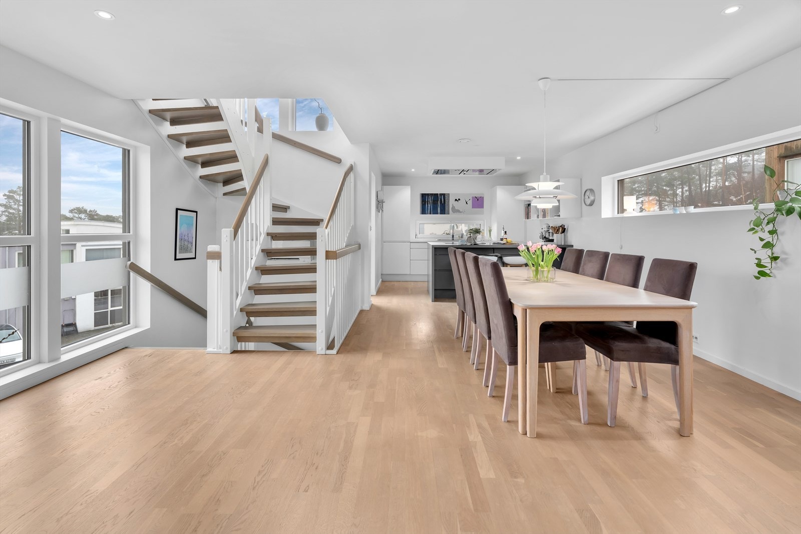 Store vindusflater slipper inn mye naturlig lys Galleribilde