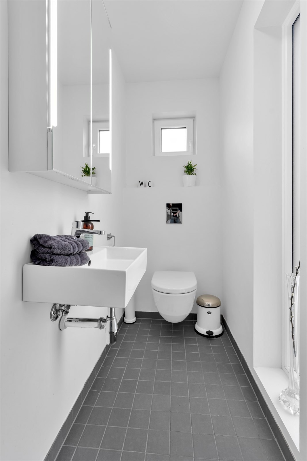 I hovedetasjen finner du et toalettrom med fliser på gulv og malte slette vegger som gir et enkelt og stilrent uttrykk Galleribilde