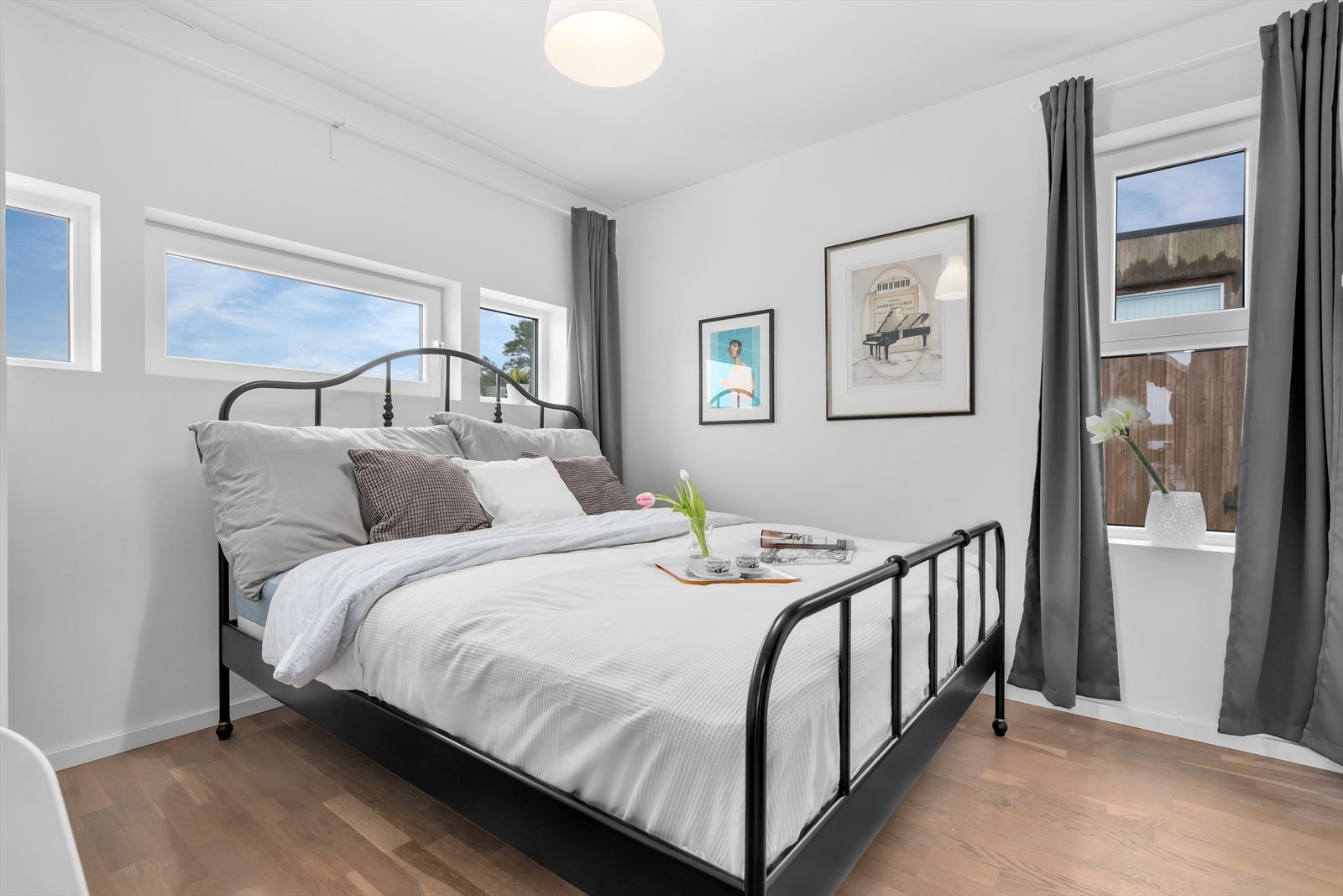 Begge soverommene i 3.etasje har egne tilhørende bad, som gir beboerne en høy grad av komfort og privatliv Galleribilde