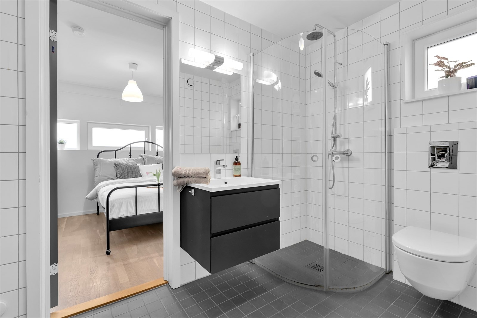 Lyst moderne bad med flislagte vegger og gulv Galleribilde