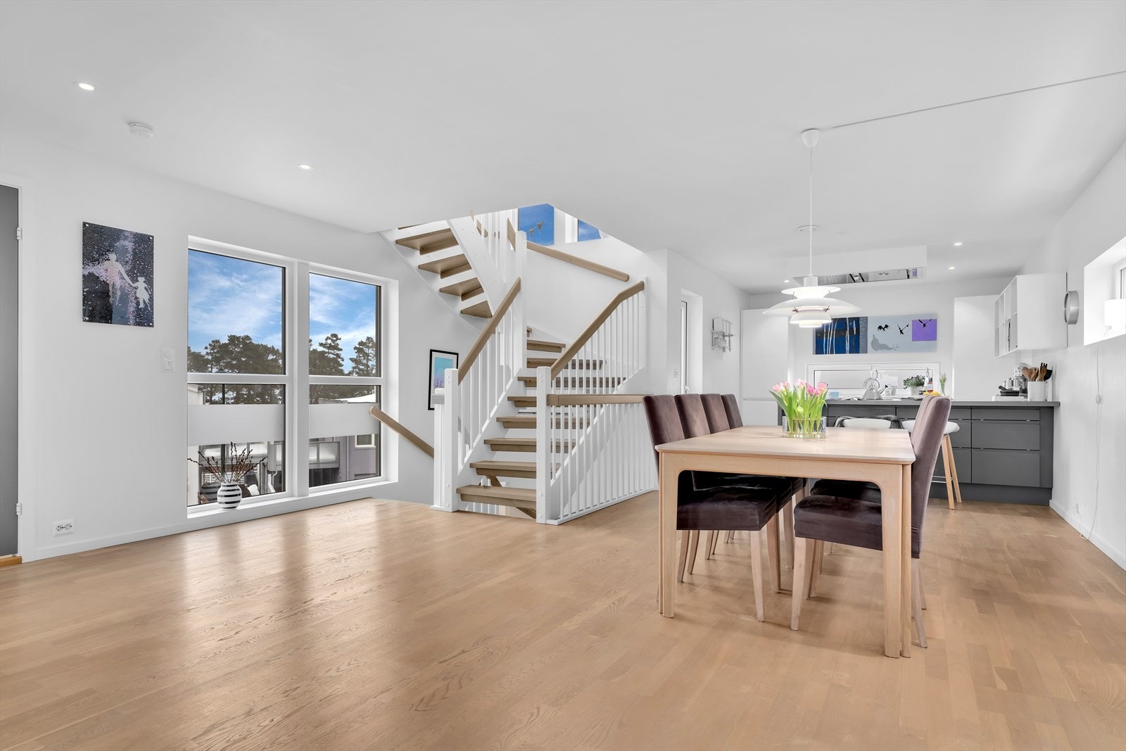 Det er rikelig med plass til å dekke opp til langbord for opptil 20 gjester Galleribilde