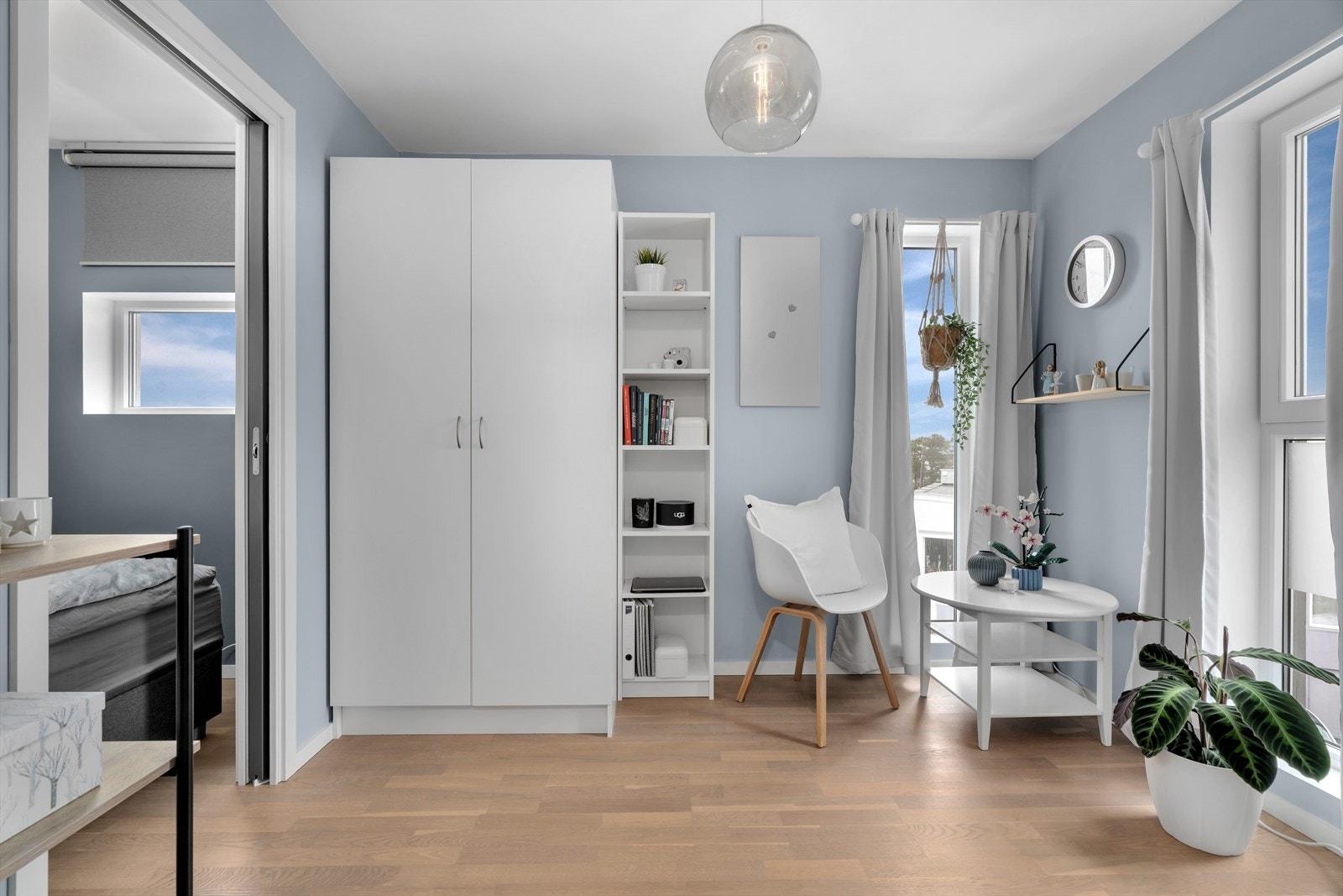 Soverommene i etasjen er smart plassert i hver sin fløy Galleribilde