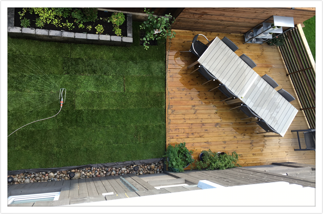 Boligen byr på flotte uteplasser med ulike soner som gjør det enkelt å nyte dagen utendørs, uansett tidspunkt Galleribilde