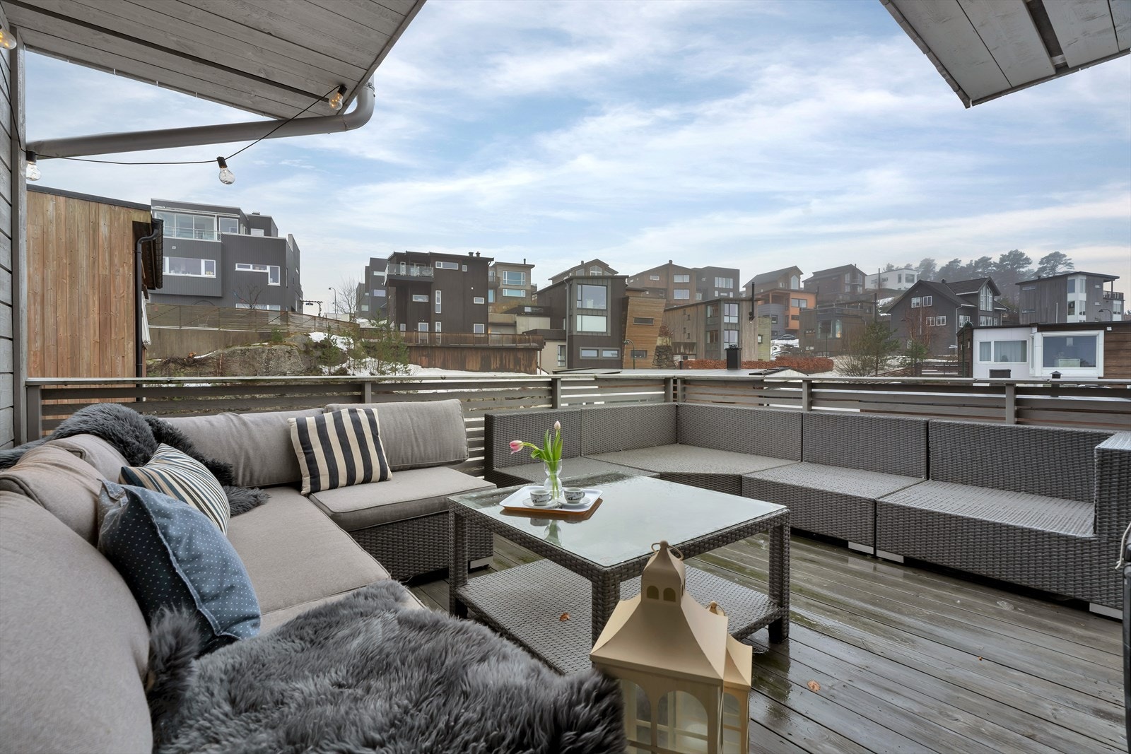 På terrassen i 3. etasje finner du et herlig sted med utsikt og sol helt til den går ned Galleribilde