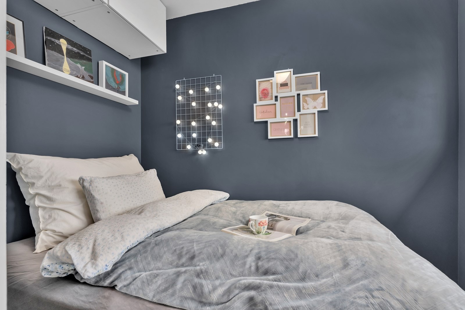 Rommet har blitt tilpasset med en seng, noe som gir rommet en fleksibel og luksuriøs bruksmulighet Galleribilde