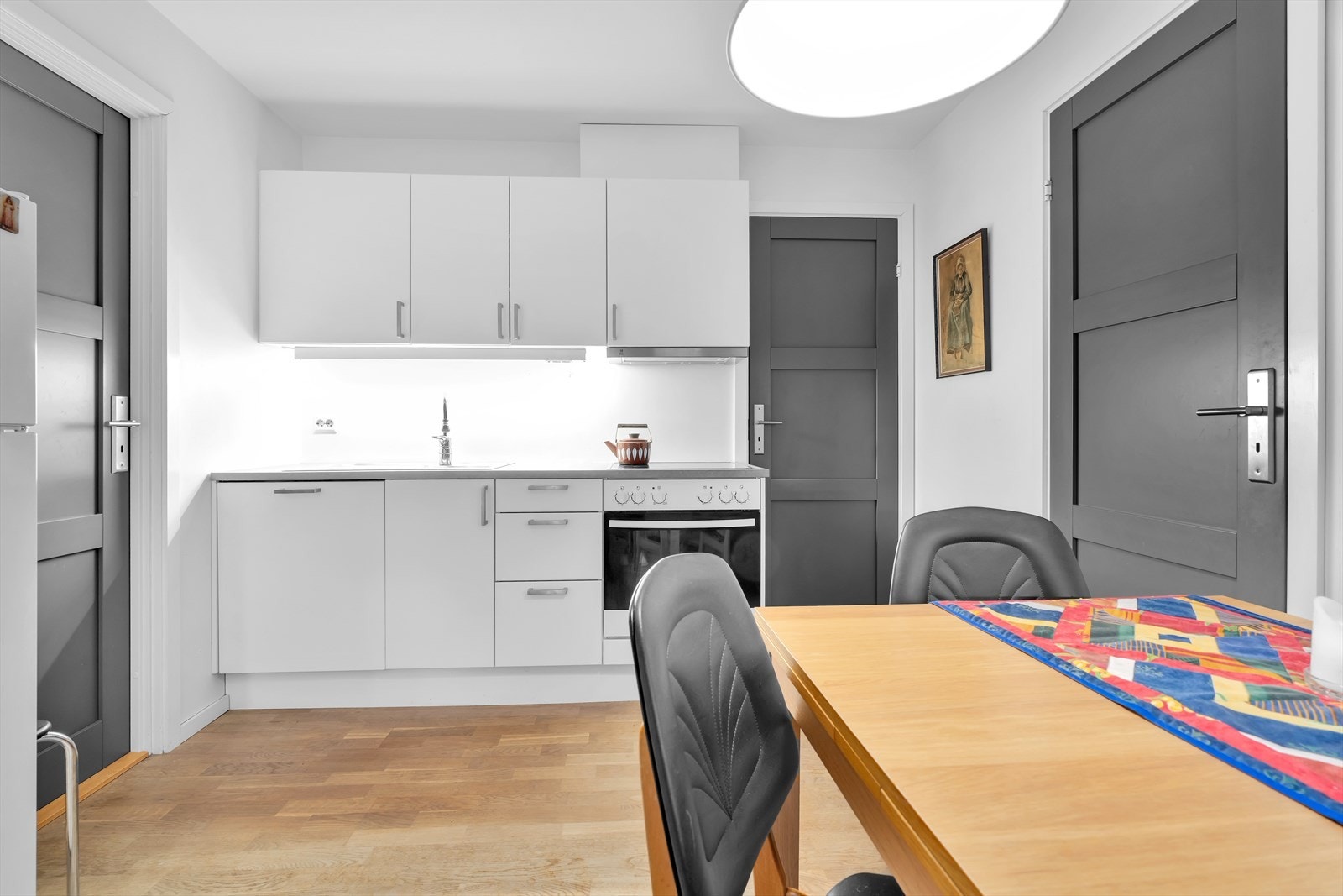 Innredet med åpen stue med kjøkkenløsning og soverom med god plass til seng og ønsket møblement Galleribilde