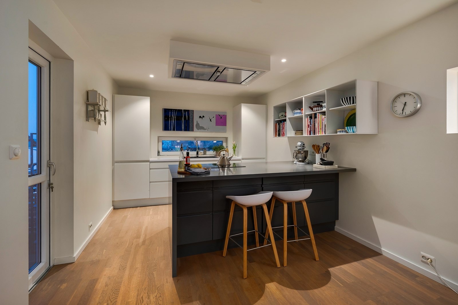 Plass til barstoler, noe som skaper en trivelig plass for uformelle måltider eller sosialt samvær under matlaging Galleribilde