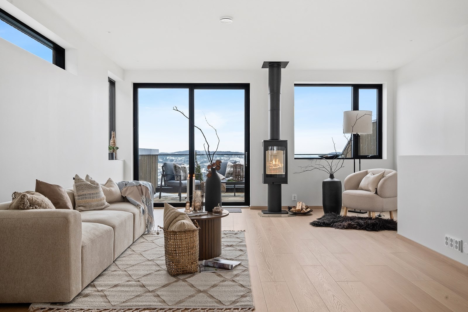 Fra stuen er det direkte utgang til balkongen som er på ca. 17 kvm. Galleribilde