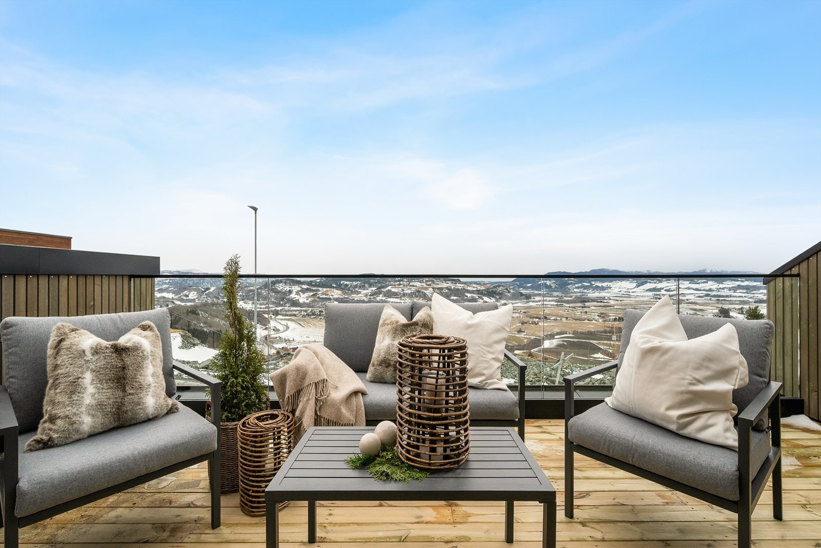 Fra terrassen har man fantastiske sol- og utsiktsforhold! Galleribilde