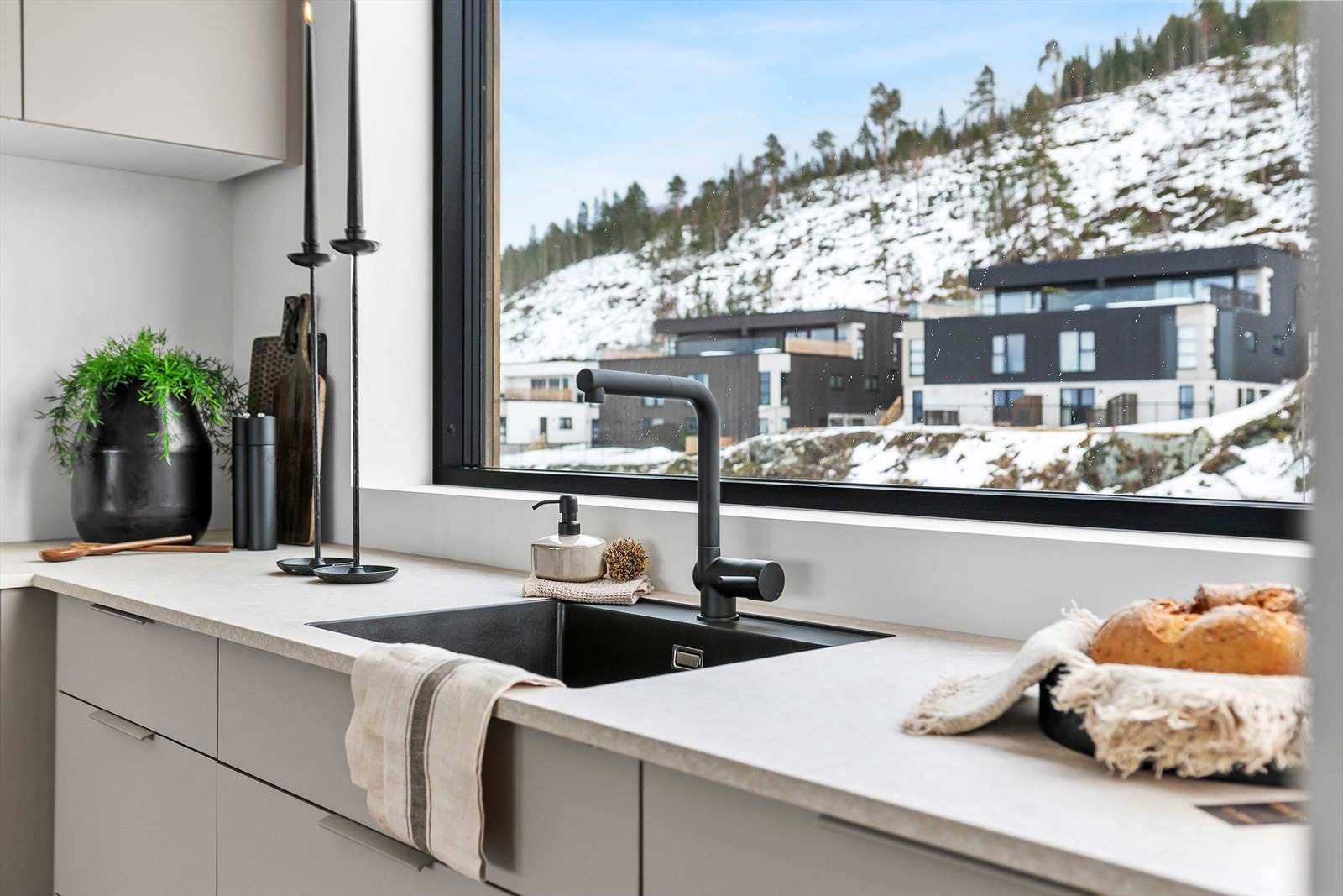 Her har man integrerte hvitevarer som oppvaskmaskin, stekeovn, komfyr og microbølgeovn,. Galleribilde