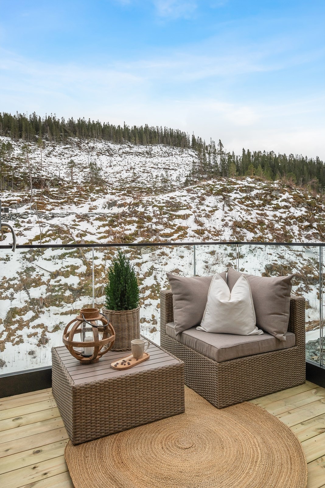 Fra kjøkkenet har man utgang til den andre balkongen som er på ca. 4,5 kvm, hvor morgensolen kan nytes til det fulle. Galleribilde