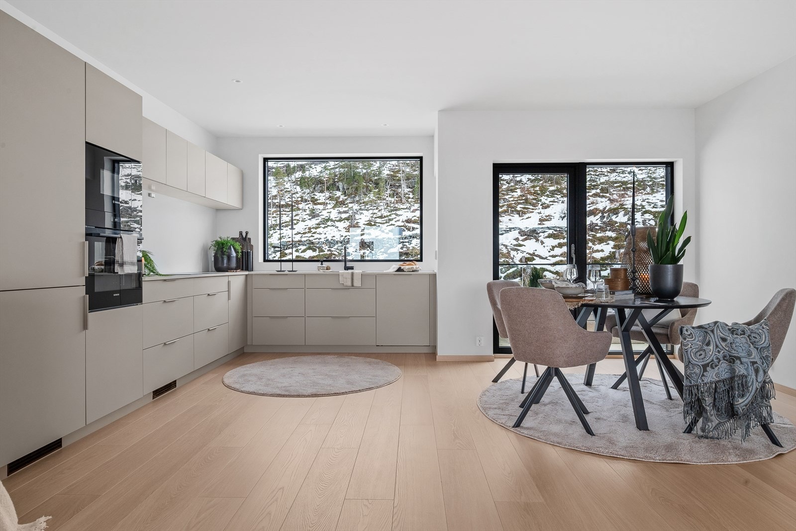 Ved kjøkkenet har man god plass til spisebord hvor man kan invitere venner og familie til hyggelige måltider. Galleribilde