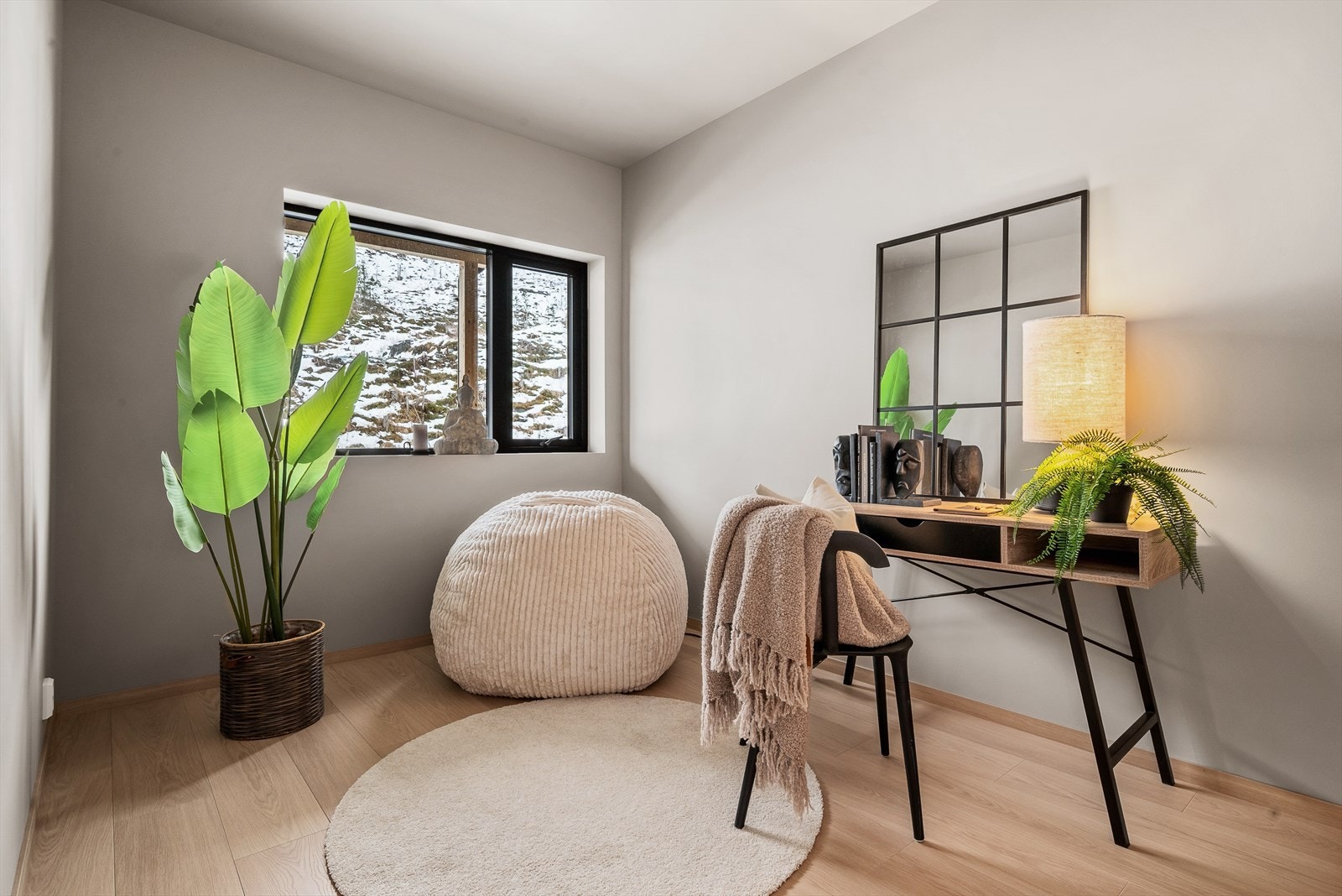 Soverommene er på hhv. ca. 11,5 kvm, ca. 9,5 kvm og ca. 8,5 kvm. I tillegg er det en stue som kan benyttes som et 4 soverom på ca. 10 kvm. Galleribilde