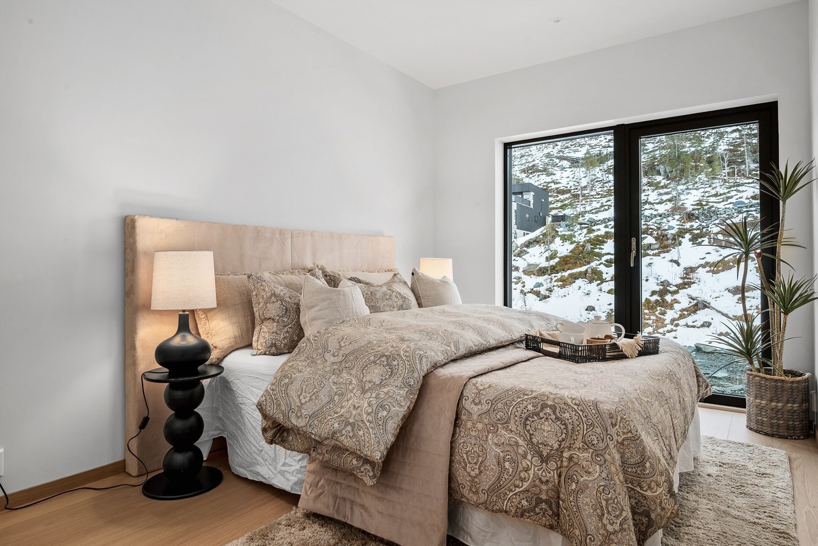 Boligen har totalt tre soverom, hvor hovedsoverommet har direkte utgang til baksiden av huset som vil bli plenareal. Galleribilde