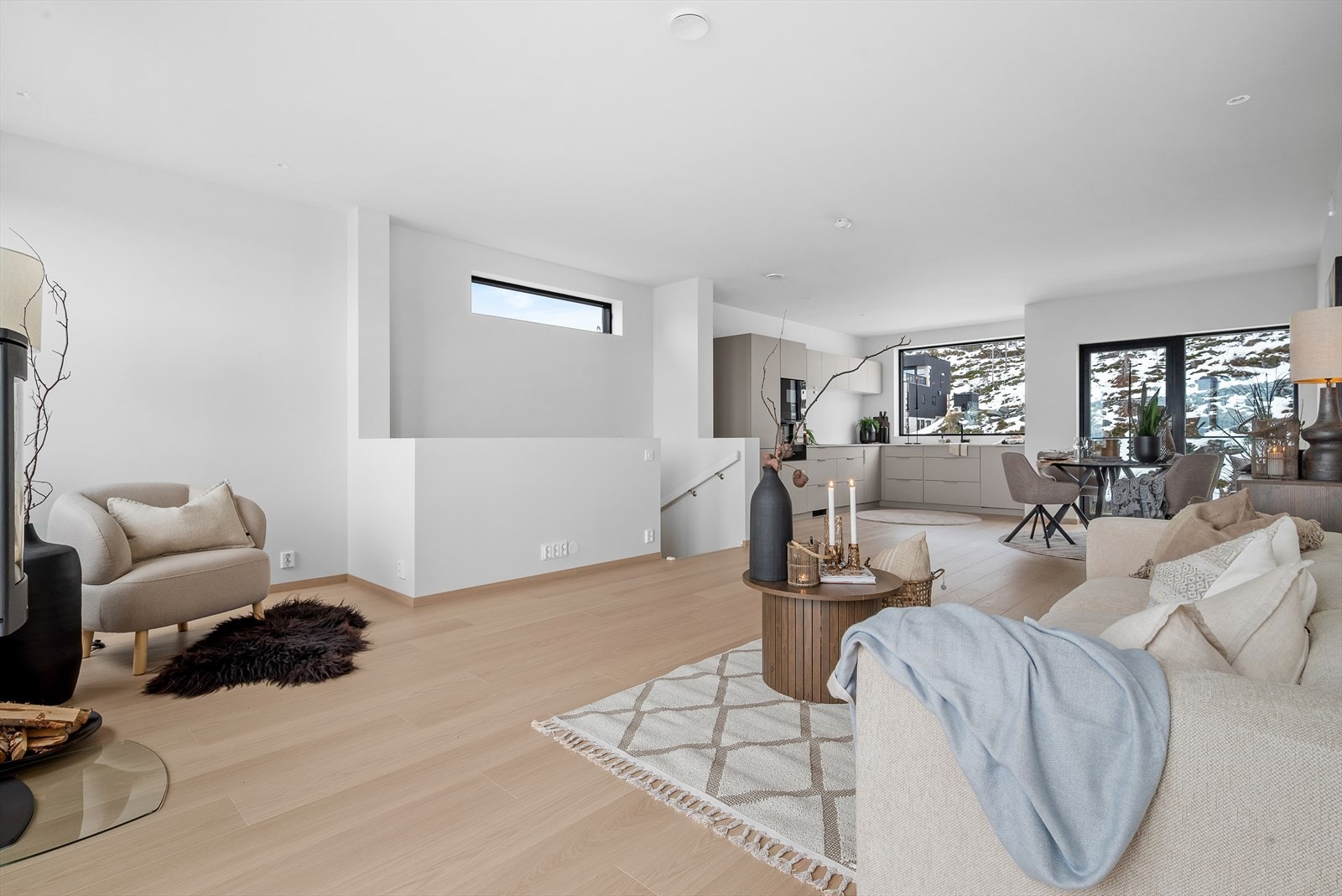 Stue/kjøkken danner et all-rom på ca. 52 kvm. Galleribilde