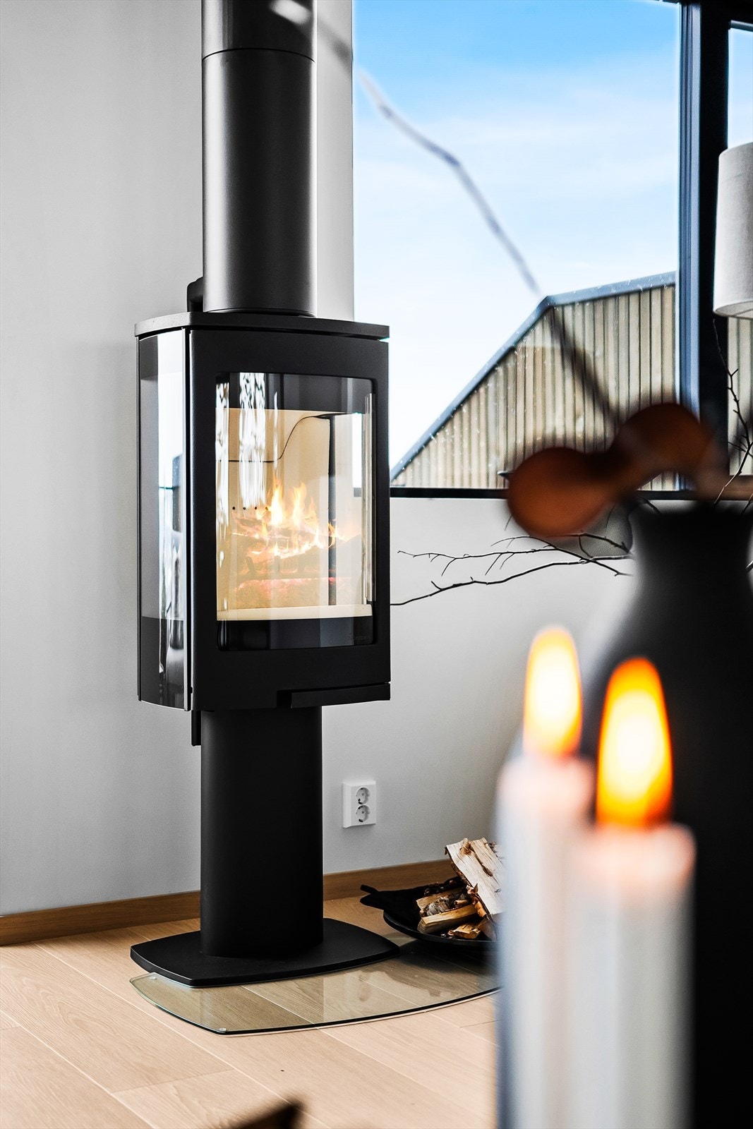 I stuen er det i tillegg satt inn en peisovn for ekstra kos og varme. Galleribilde