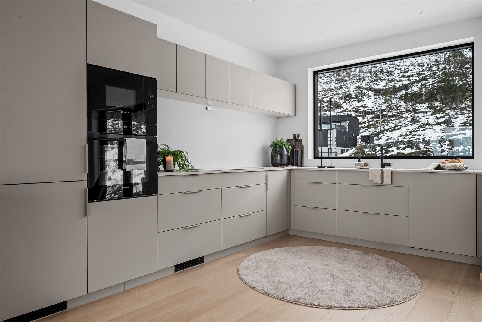 På kjøkkenet er det godt med skap- og benkeplass for god arbeidsflyt. Galleribilde