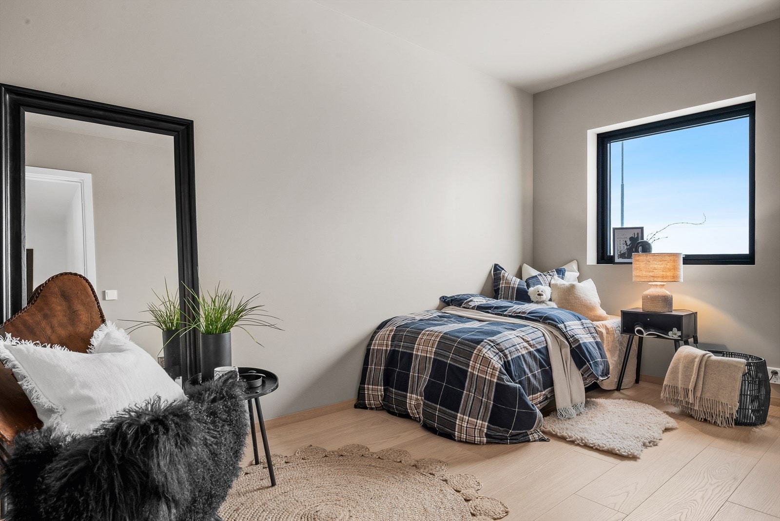 Alle soverommene har godt med naturlig lysinnslipp. Galleribilde