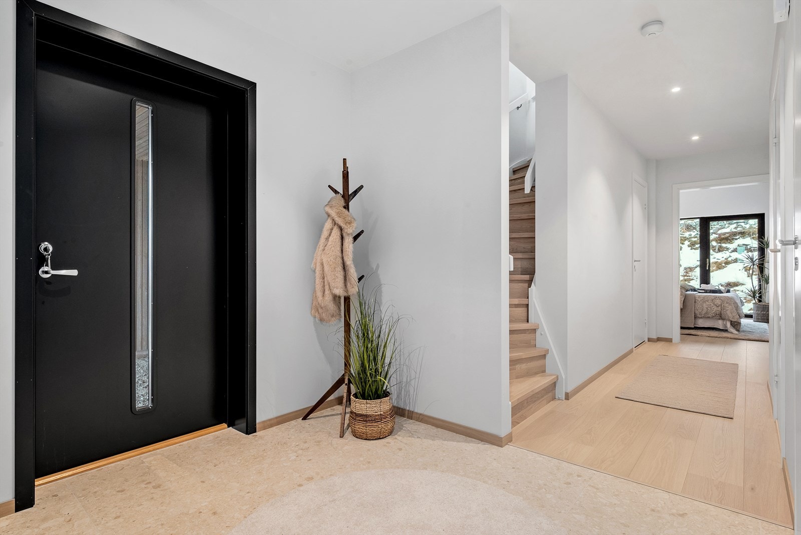 Man blir møtt av en flislagt entrè med varmekabler i gulv og godt med oppbevaringsplass. Galleribilde