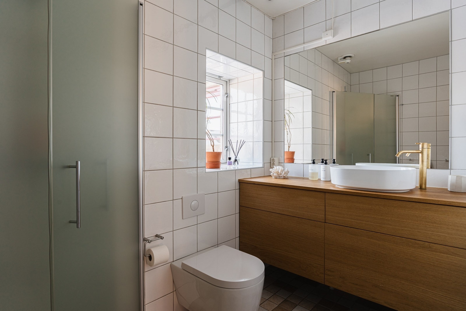 Badet i andre etasje har plassbygget innredning i oljet eikefiner og vegghengt toalett fra 2025. Badet ble etablert i 2004. Det er ikke gitt ferdigattest for tiltaket. Se punkt om ferdigattest for mer informasjon. Galleribilde